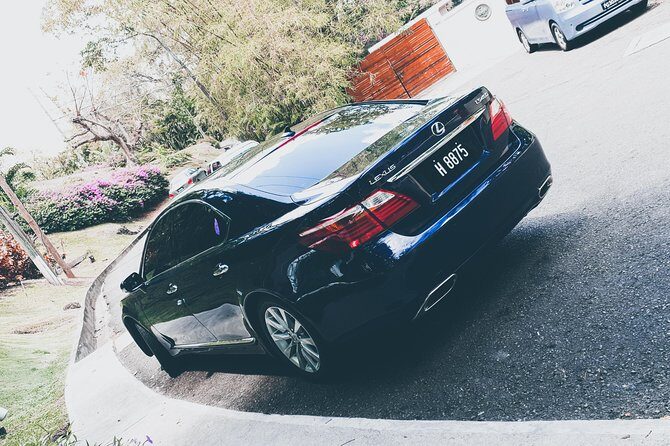 Private Luxury Transfer - Round Trip (Hewanorra International Airport UVF) - Finding your driver at UVF: the green railing and the name sign